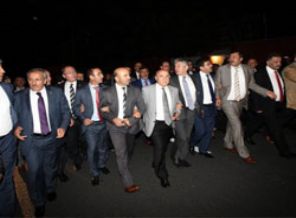 Milletvekilleri İsrail Büyükelçiliğine yürüdü