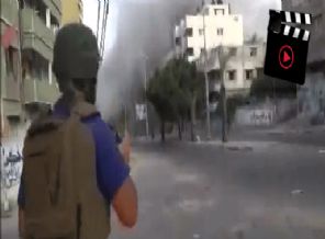 Gazze'de bir binanın vurulma anı kamerada
