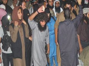 IŞİD üyeleri bir kadını taşladı