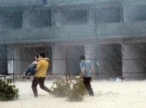 Kadın sürücü aracın içinde mahsur kaldı