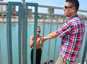 Kanalda yüzen çocuklara para cezası