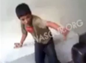 Kızlarına Filistinli çocuğu dövdürdüler -Video