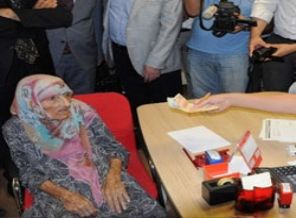 Kefen parasını Başbakan'a bağışladı