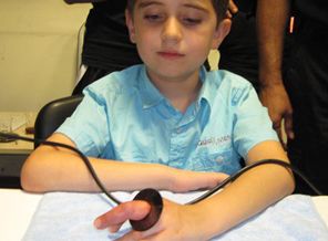 Parmağına sıkışan halka 2 saatte çıkarıldı