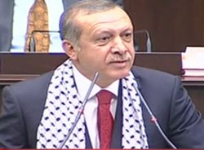 Erdoğan kürsüye Filistin atkısıyla çıktı