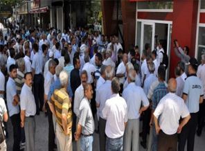 Başbakan'a bağış için yine izdiham oluştu!