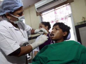 Çenesinden ameliyatla 232 diş çekildi