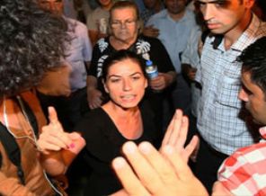 Ekmeleddin İhsanoğlu'na İzmir'de protesto