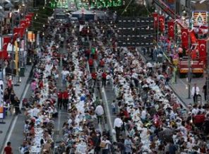 1.5 kilometre uzunluğunda iftar sofrası