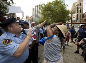 İsrail'e destek eyleminde bastonlu tepki