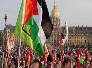 Müslüman gençler korudu 'Şehrin Muhafızları' yürüdü