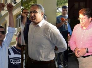 O polisler kelepçeyle şov yaptı iddiası