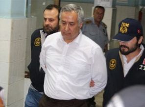 O polisler neden arkadan kelepçelendi?