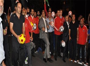 Sporcular İsrail konutunu topa tuttu