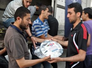 TİKA Gazze'de 15 bin iftarlık dağıttı