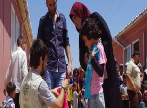 İHH’dan 9 bin Suriyeli yetime bayramlık elbise