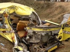 Tren okul otobüsünü biçti: 11 ölü