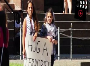 İki Filistinli kızdan çok anlamlı eylem