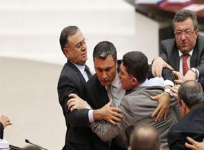 Mecliste vekiller birbirine girdi