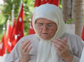 Mezarlıklarda hüzünlü arefe