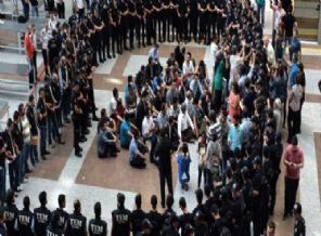 Gözaltındaki polisi Hz. Muhammed, eşi ve dört halife selamlamış