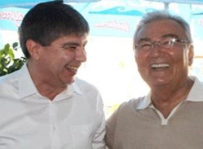 Menderes Türel Baykal'ın masasına oturunca...