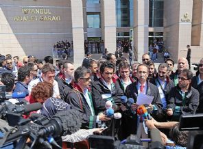 Mahkemenin kararı öncesinde avukatlardan açıklama