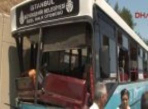 Ümraniye'de halk otobüsü kaza yaptı