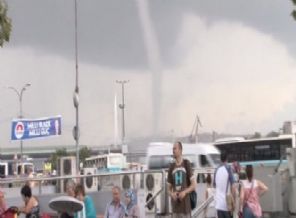 İstanbul'un göbeğinde inanılmaz hortum dehşeti!