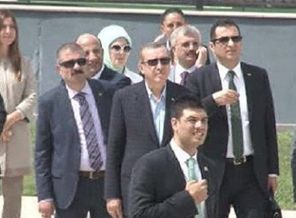 Başbakan kazaya şahit oldu ilgilenmek istedi