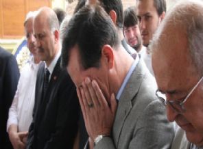 Emrullah İşler gözyaşlarını tutamadı