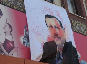 Erdoğan'ın afişlerine çirkin saldırı