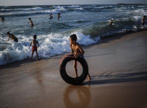 Gazzeli çocuklar sahile indi