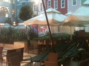 Beylikdüzü'nde alışveriş merkezini su bastı