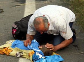 Ölen oğlunu öpüp kokladı