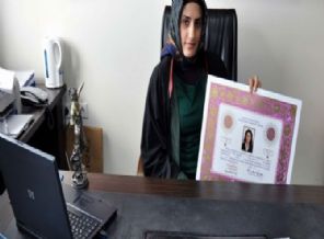 İlk başörtülü avukat müdür oldu
