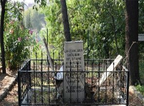 Kadıköy’de Atatürk büstüne saldırı