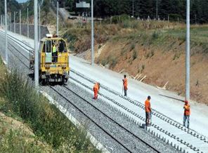 YHT hattında iş makinesi kaza yaptı