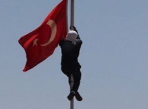 Bayrağı indiren kişi yakalandı!