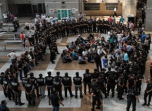 Serbest kalan polislere yakalama kararı