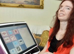 Göz kapaklarını oynatarak diploma aldı