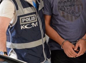 Hakkında yakalama kararı çıkarılan polis teslim oldu