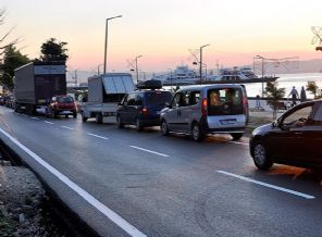 Tatilciler oy için dönüş yolunda