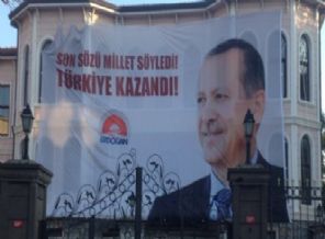 AK Parti zaferini pankartla ilan etti