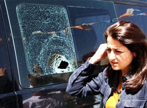 AK Partili vekilin aracına taşlı saldırı