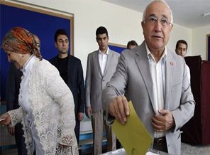 Cemil Çiçek eşiyle birlikte oyunu kullandı