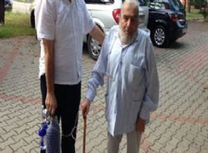 Oksijen tüpüyle oy kullandı