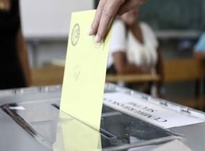 Oy pusulasının fotoğrafını çekerken gözaltına alındı