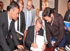 Ünlü şarkıcı korkudan oyunu paylaştı