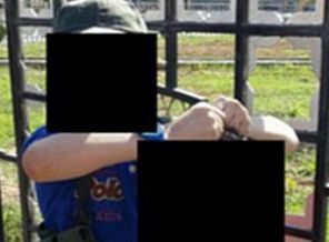 7 yaşındaki oğlunun eline kesik kafa verdi